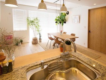 シャビーシックでフレンチカフェ風に―材料が魅力のLDK シャビーシックでフレンチカフェ風に―材料が魅力のLDK